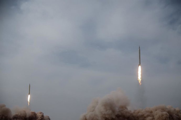 Archivo - Arquivo - Imagem de arquivo de um lançamento de mísseis iranianos de longo alcance durante um exercício militar em local não revelado no Grande Deserto Salgado do Irã