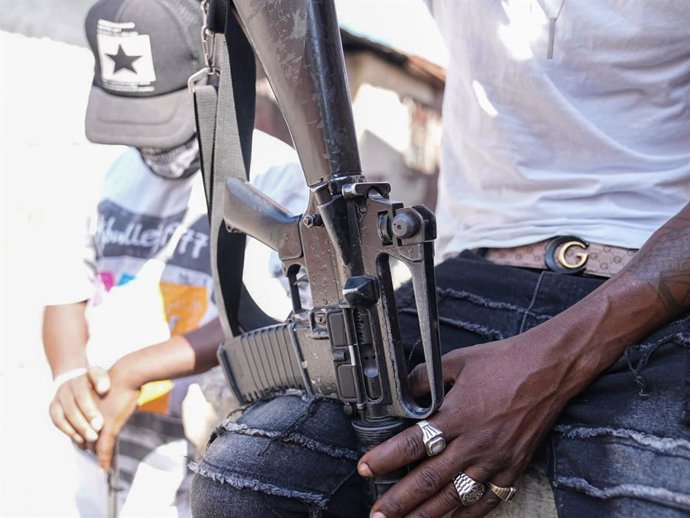 Archivo - February 19, 2026, Port Au Prince, NULL, HAITI: A member of the ''Vivre Ensemble'' (''Lve Together'') gang shows off his rifle in Port-au-Prince, the capital of Haiti, in the neighborhoods of La Saline and Bel Air, territories controlled by the 
