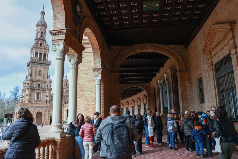 Archivo - Turistas visitan la Plaza de España, en Sevilla (Andalucía, España). (Foto de archivo).