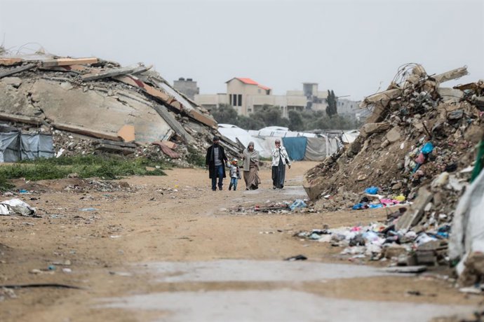 22 March 2026, Palestinian Territories, Khan Yunis: Palestinians amidst destroyed buildings during Eid al-Fitr in the Nuseirat refugee camp. Photo: Ramzi  Abu Amer/APA Images via ZUMA Press Wire/dpa
