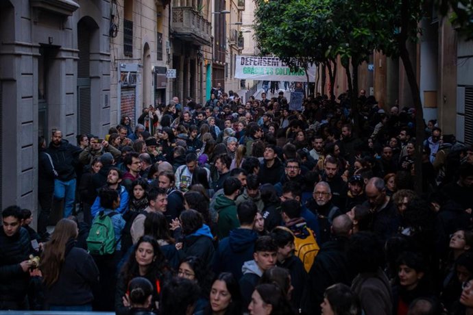 Decenas de personas concentradas en el bloque Sant Agustí de Barcelona para impedir un desahucio este miércoles