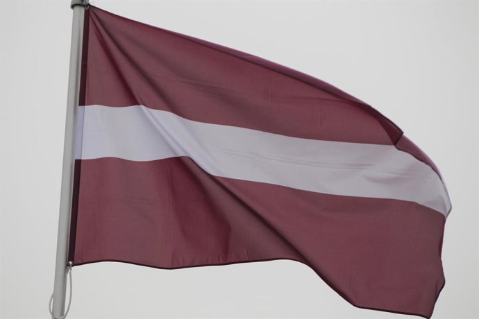 Archivo - October 10, 2024, Saint Petersburg, Russia: The national flag of the Republic of Latvia, fluttering in the wind on a flagpole in Saint Petersburg, Russia.