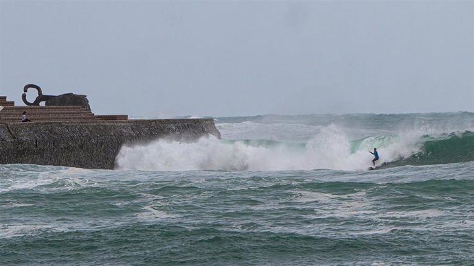 Archivo - Una persona hace surf, en la playa de Ondarreta, a 31 de enero de 2026, en San Sebastián, Guipúzcoa, País Vasco (España). 