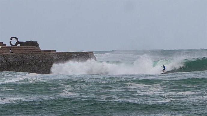 Archivo - Una persona hace surf, en la playa de Ondarreta, a 31 de enero de 2026, en San Sebastián, Guipúzcoa, País Vasco (España). El Departamento de Seguridad del Gobierno vasco activará este sábado de 06.00 a 18.00 horas una alerta naranja de riesgo pa
