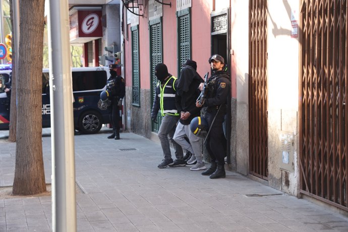 Agentes de la Policía Nacional, con un detenido en la operación antiterrorista desplegada en Palma