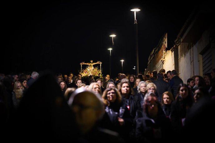 Archivo - Personas asisten a la primera procesión de la Semana Santa en la madrugada del Viernes de Dolores en Cartagena, en Cartagena, Murcia (España)