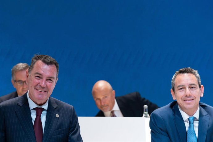 Archivo - El CEO de Grifols, Nacho Abia (i), y el consejero Victor Grifols Deu (d), durante la junta general de accionistas de Grifols, a 5 de junio de 2025, en Sant Cugat, Barcelona, Catalunya (España). 