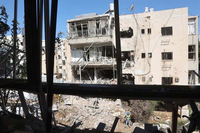 Daños en Tel Aviv por el impacto de un misil lanzado por Irán contra Israel como parte de su respuesta a la ofensiva israelí-estadounidense lanzada el 28 de febrero contra el país asiático
