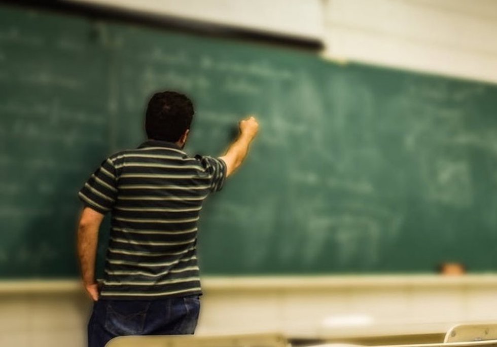 Archivo - Profesor escribiendo en una pizarra