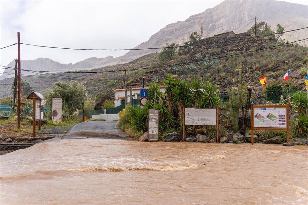 Carretera cortada a la altura del Barranco de Fataga durante el paso de la borrasca Therese, a 24 de marzo de 2026, en Gran Canaria, Canarias (España). Agaete mantiene activo su dispositivo de emergencia y pide a la población extremar la precaución, evita