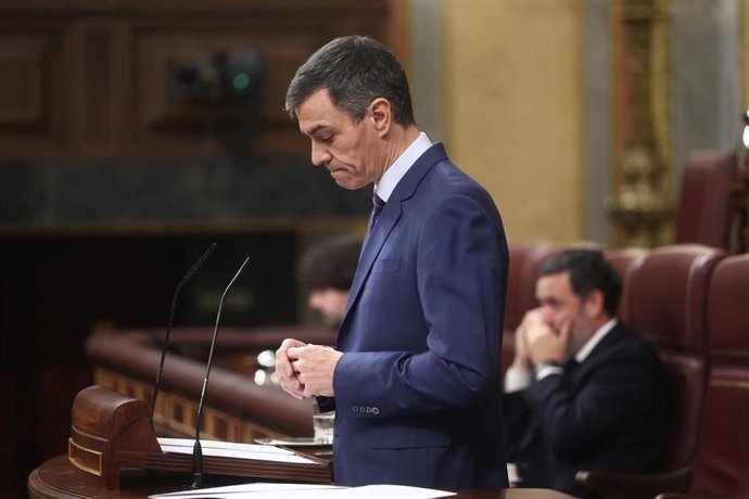 El presidente del Gobierno, Pedro Sánchez, interviene durante una sesión de control al Gobierno, en el Congreso, a 25 de marzo de 2026, en Madrid (España). Sánchez y Feijóo se miden este miércoles en el Pleno del Congreso en plena escalada por la guerra d