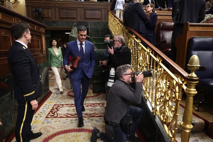 O presidente do Governo, Pedro Sánchez, ao chegar a uma sessão de controle do Governo no Congresso, em 25 de março de 2026, em Madri (Espanha). Sánchez e Feijóo se enfrentam nesta quarta-feira no plenário do Congresso, em meio à escalada da guerra no Irã