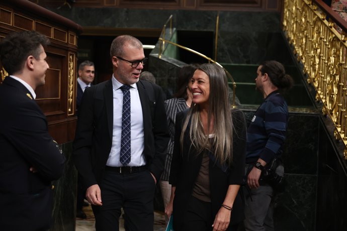 La portavoz de Junts en el Congreso, Miriam Nogueras, y el diputado de Junts Josep Maria Cruset a su llegada a una sesión de control al Gobierno, en el Congreso, a 25 de marzo de 2026, en Madrid (España).