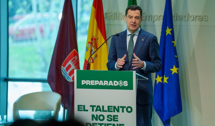 El presidente de la Junta de Andalucía, Juanma Moreno interviene en la clausura de la I Jornada del Programa Preparadas que se celebra en Arcos de la Frontera (Cádiz). (Foto de archivo). 