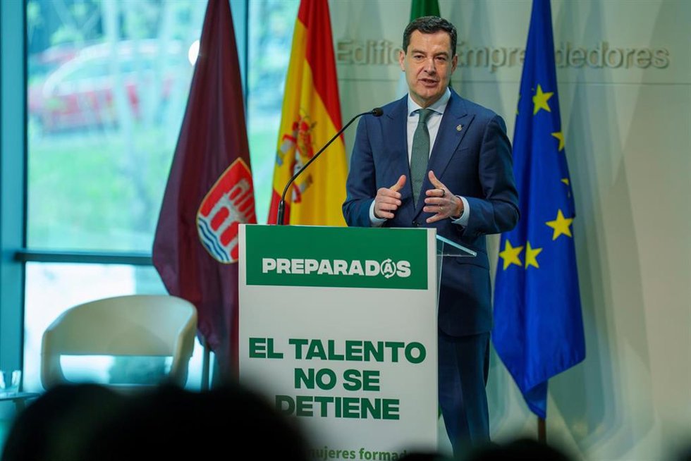 El presidente de la Junta de Andalucía, Juanma Moreno interviene en la clausura de la I Jornada del Programa Preparadas que se celebra en Arcos de la Frontera (Cádiz). (Foto de archivo).