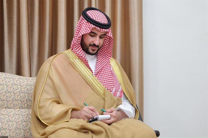 Archivo - El ministro de Defensa de Arabia Saudí, Jalid bin Salmán al Saud, durante una visita ofiical a Irán en abril de 2025 (archivo)
