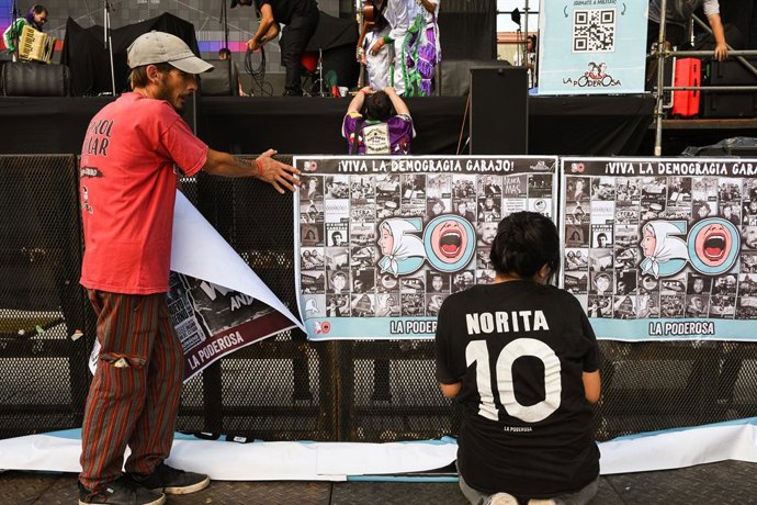 Varias personas durante la vigilia por el 50 aniversario del golpe de Estado en Argentina, a 23 de marzo de 2026, en Buenos Aires (Argentina). La convocatoria, impulsada por organismos de derechos humanos y colectivos sociales, se celebra en la víspera de