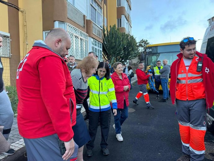 La alcaldesa de Las Palmas de Gran Canaria, Carolina Darias, acompañando a vecinos del barrio de Miller Bajo durante el desalojo