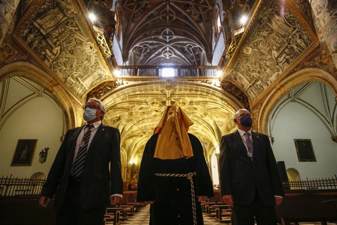 Archivo - Un preso, vestido de cortejo,  es liberado por la Hermandad de La Soledad de San Jerónimo y Descendimiento de Jesús en marzo 2021. Archivo.