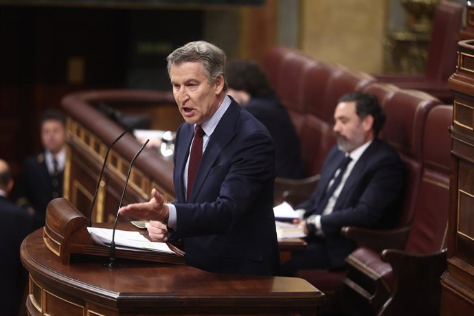 O presidente do Partido Popular, Alberto Núñez Feijóo, intervém durante uma sessão de questionamento ao governo, no Congresso, em 25 de março de 2026, em Madri (Espanha). Sánchez e Feijóo se enfrentam nesta quarta-feira no plenário do Congresso, em meio a