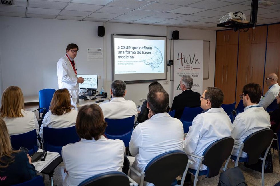 Imagen de archivo del jefe de Neurocirugía en una charla informativa.