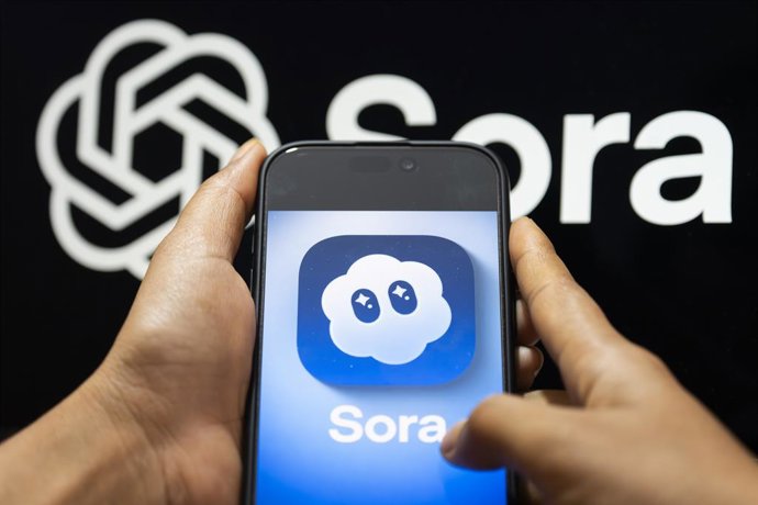 25 de março de 2026: Nesta ilustração fotográfica, um smartphone exibe o logotipo da Sora AI, com o logotipo da OpenAI visível ao fundo, em Guwahati, Índia, em 25 de março de 2026. A OpenAI descontinuou a ferramenta de vídeo Sora AI em 2026 devido aos alt
