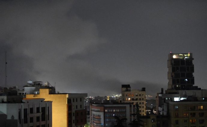 Columna de humo tras un bombardeo contra Teherán en el marco de la ofensiva lanzada el 28 de febrero por Israel y Estados Unidos contra Irán (archivo)