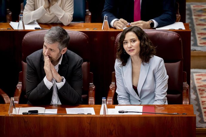 La presidenta de la Comunidad de Madrid, Isabel Díaz Ayuso (d), y el consejero de Presidencia, Justicia y Administración Local, y portavoz del Gobierno autonómico, Miguel Ángel García Martín (i), durante una sesión plenaria en la Asamblea de Madrid
