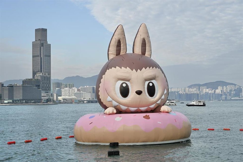 Archivo - 26 October 2025, China, Hong Kong: People taking photo with Labubu at the 2025 Hong Kong Water Parade at Victoria Harbor on October 26, 2025 in Hong Kong. Photo: Kobe Li, Staff/Nexpher via ZUMA Press Wire/dpa