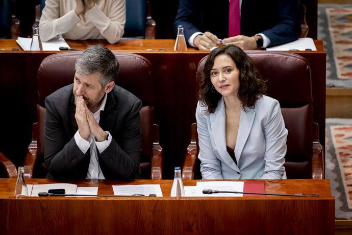 La presidenta de la Comunidad de Madrid, Isabel Díaz Ayuso (d), y el consejero de Presidencia, Justicia y Administración Local, y portavoz del Gobierno autonómico, Miguel Ángel García Martín (i), durante una sesión plenaria en la Asamblea de Madrid, a 12 