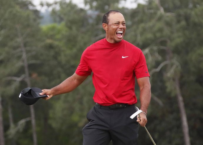 Archivo - 14 April 2019, US, Augusta: US golfer Tiger Woods celebrates after winning the 2019 Masters Golf Tournament at Augusta National Golf Club.At 43 and two years after spinal fusion surgery, Woods captured his fifth Masters title and his 15th major 