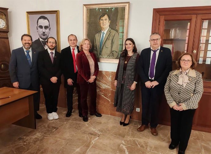 Miembros de la Agrupación Socialista de Algaida, Pina y Randa, en el Ayuntamiento de Algaida.