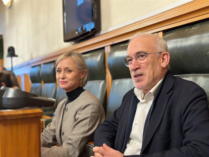 Los concejales del PSOE en Santiago, Marta Abal (i) y Sindo Guinarte (d), que ejerce como portavoz municipal.