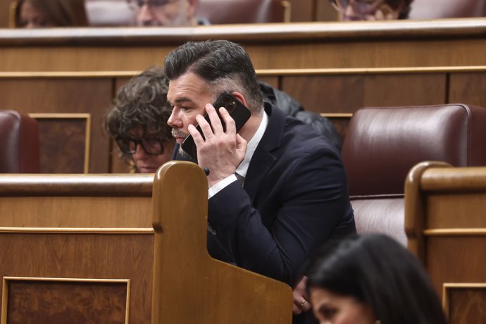 El portavoz de ERC en el Congreso, Gabriel Rufián, habla por teléfono durante una sesión de control al Gobierno, en el Congreso, a 25 de marzo de 2026, en Madrid (España).