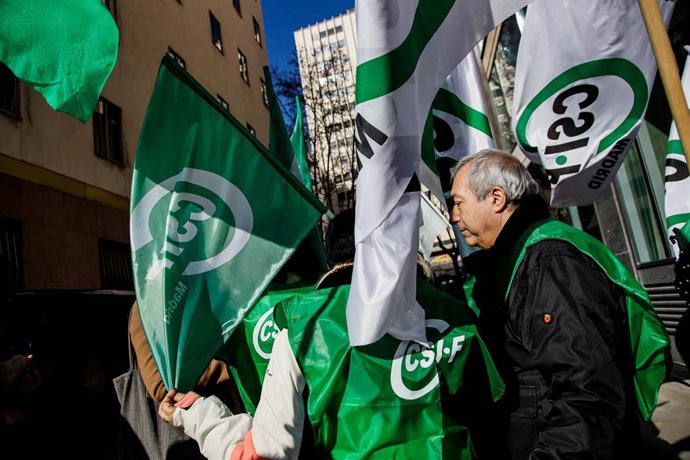 Archivo - Varias personas participan con banderas durante una concentración de los sindicatos de la Inspección de Trabajo y Seguridad Social, en las inmediaciones de Plaza de España, a 23 de enero de 2023, en Madrid (España). 