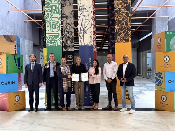 Acto de firma del acuerdo entre la UCAM y JAIN University para la creación de un campus universitario conjunto en Bangalore