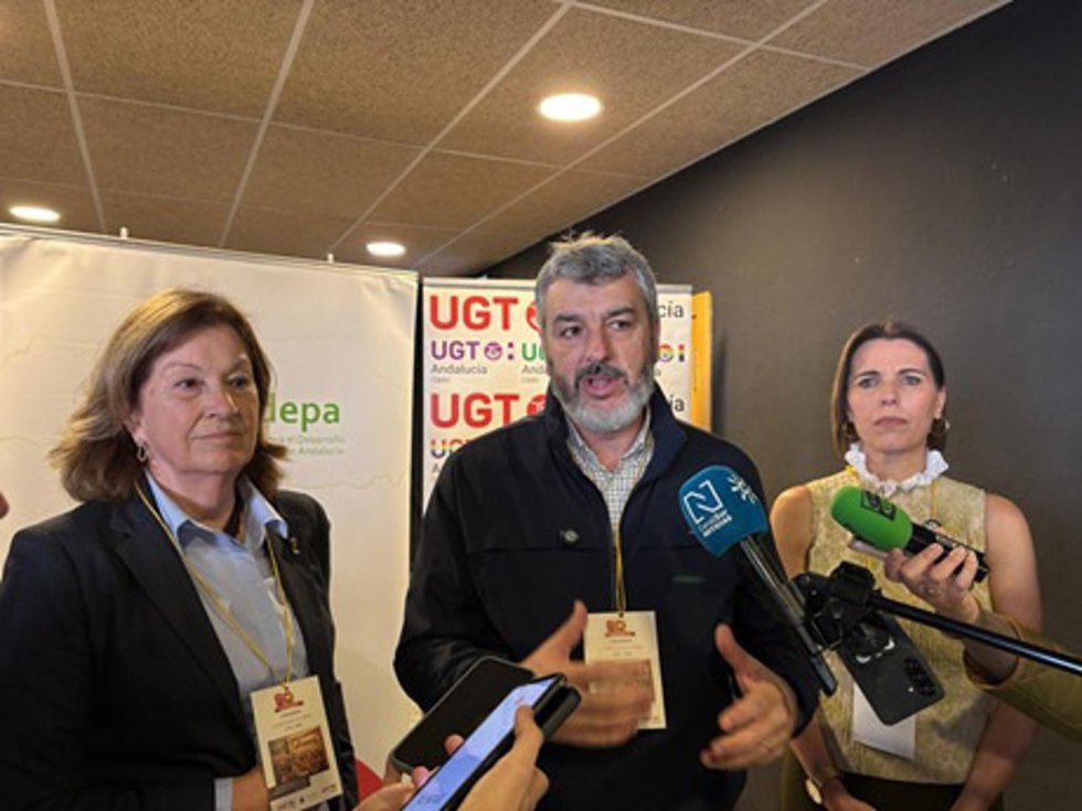 El secretario general de UGT Andalucía y presidente de Fudepa, Óskar Martín Silvoso, atendiendo a los medios en la celebración del 50 aniversario del Congreso de FETE-UGT en Cádiz.
