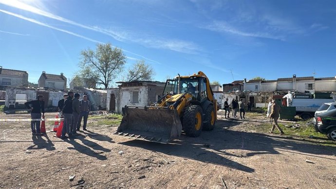 Trabajos de derribo de chabolas en el poblado de San Martín de Porres de Ciudad Real.