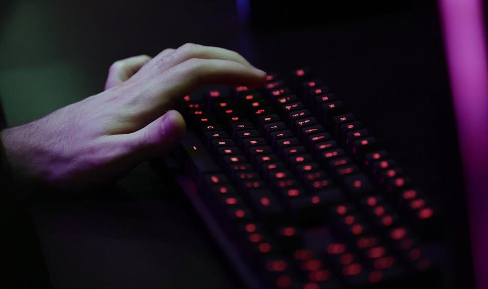 Archivo - Una persona con el teclado de un ordenador 