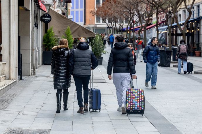 Archivo - Turistas en la calle Arenal, a 8 de febrero de 2026, en Madrid (España). Según el Instituto Nacional de Estadística (INE), el turismo se convirtió en 2025 en uno de los principales sectores económicos de Madrid y alcanzó su mejor registro en gas