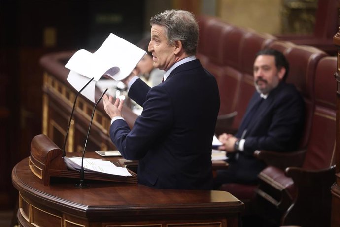 El presidente del Partido Popular, Alberto Núñez Feijóo, interviene durante una sesión de control al Gobierno, en el Congreso, a 25 de marzo de 2026, en Madrid (España). Sánchez y Feijóo se miden este miércoles en el Pleno del Congreso en plena escalada p