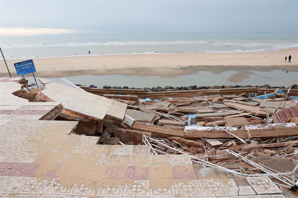 Archivo - Imagen de los graves daños ocasionados por el temporal en la playa de Matalascañas (Huelva).