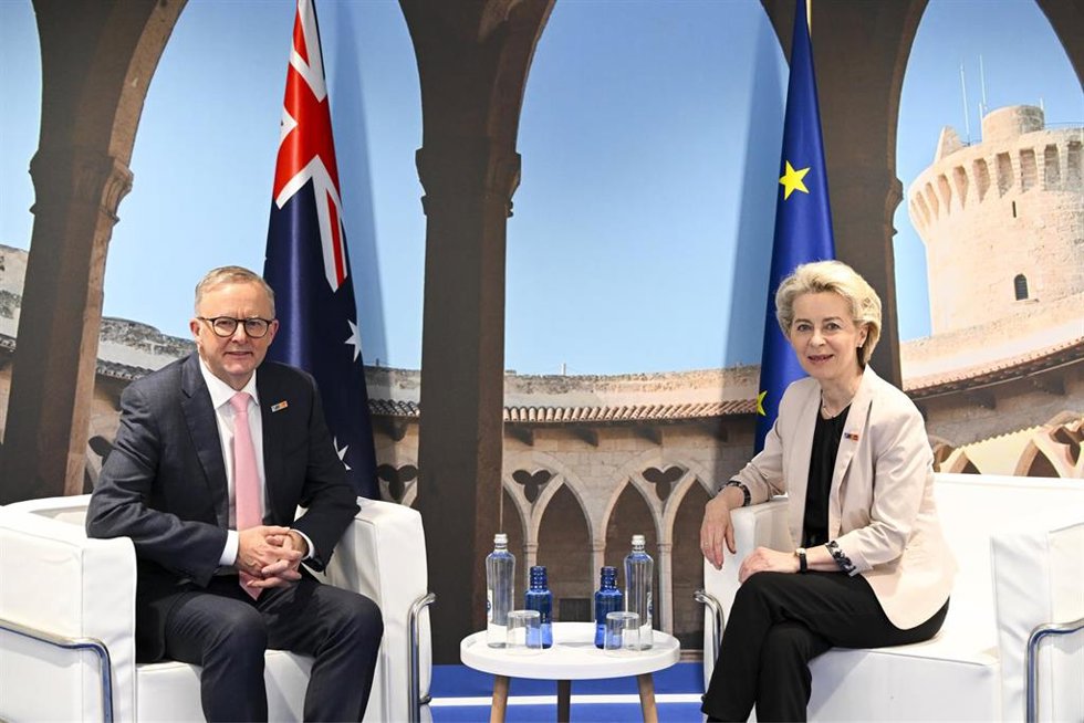 Archivo - El primer ministro australiano, Anthony Albanese (izquierda), y la presidenta de la Comisión Europea, Ursula von der Leyen, posan para fotografías durante una reunión bilateral en la cumbre de líderes de la OTAN en Madrid.