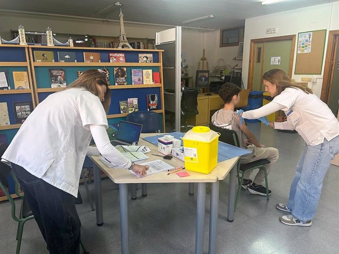 Archivo - Vacunación frente al VPH en el Instituto de Enseñanza Secundaria Juan Carlos I de Murcia