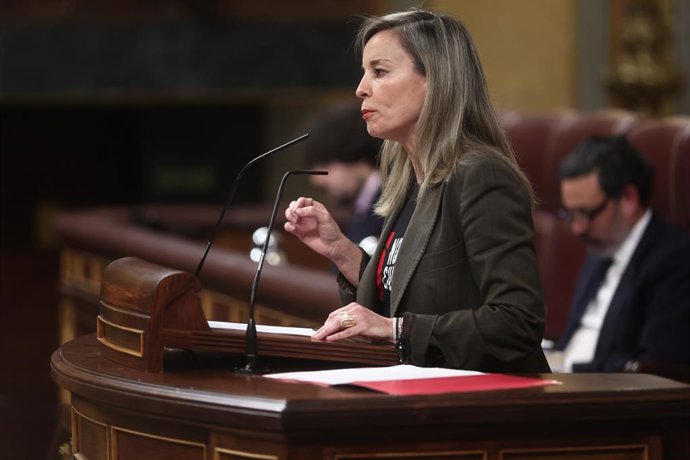 A porta-voz do Sumar no Congresso, Verónica Martínez, intervém durante uma sessão de questionamento ao governo, no Congresso, em 25 de março de 2026, em Madri (Espanha). Sánchez e Feijóo se enfrentam nesta quarta-feira no plenário do Congresso, em meio a 