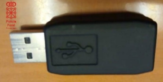 Dispositivo 'keyloger' intervenido por la Policía Foral tras investigar a tres menores y detener a un joven por acceder a cuentas de docentes para conseguir exámenes.