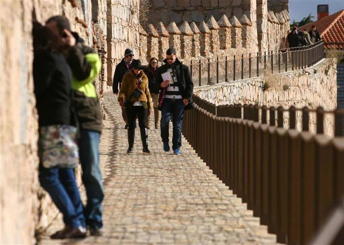 Turismo en Ávila. Turistas en Ávila. Turistas en la Muralla de Ávila. Turismo en Castilla y León.
