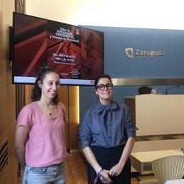 La concejal de Juventud, Ruth Bravo, y la fotógrafa, Mai Ibargüen, han presentado la actividad titulada "El retrato de la voz",