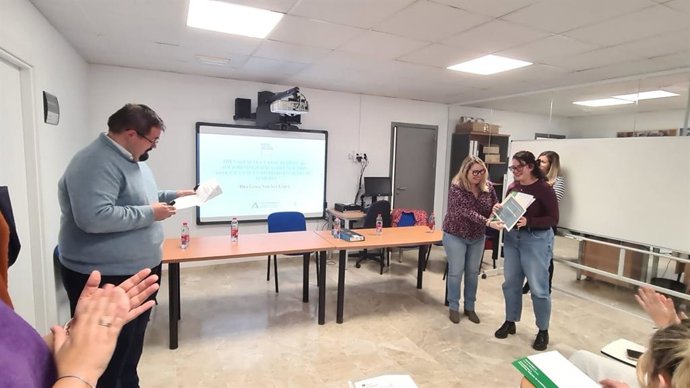 Entrega del segundo premio a Gema Sánchez durante la IV edición de los Premios de Investigación para Residentes de Atención Primaria del Distrito Sanitario Poniente de Almería.