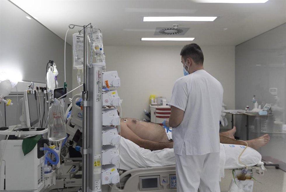 Archivo - Un sanitario con un paciente